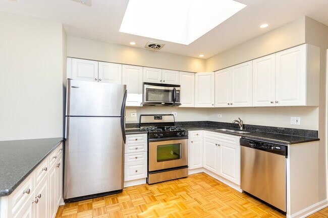 Building Photo - 4008 N Clarendon Ave