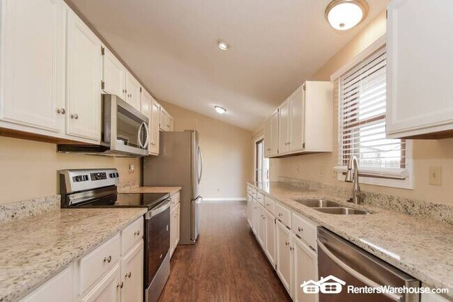 Building Photo - PRICE DROP! Beautifully Updated 3BR/2.5 BA...