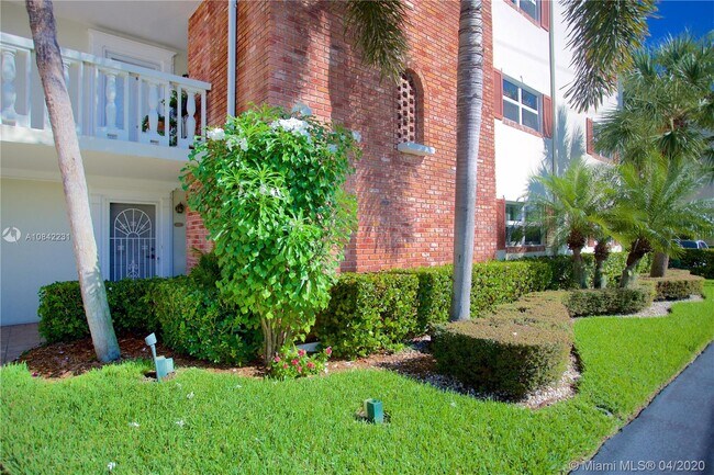 Building Photo - 5100 Bayview Dr