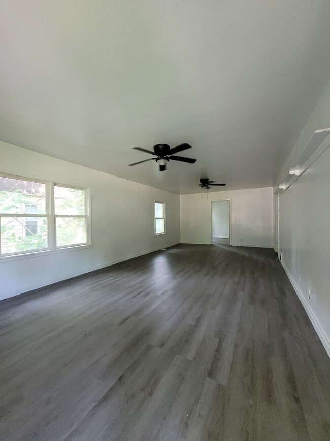 Building Photo - Recently Remodeled 3 Bedroom 1 Bath!