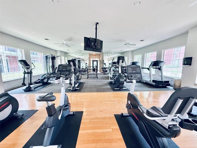 Foto del edificio - 2400 McCue Rd