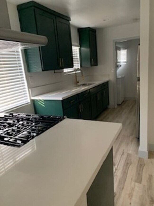 Foto del edificio - Newly Remodeled 2 Bedroom unit located on ...