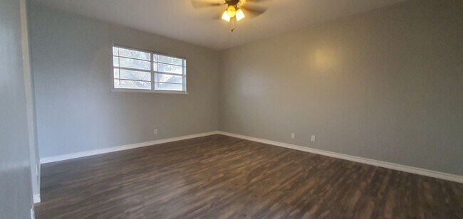 Foto del edificio - LOVELY 3 bedroom 2 bath home COMING SOON!