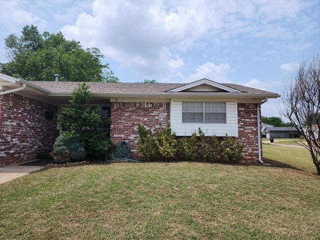Building Photo - Darling Home in East Shawnee