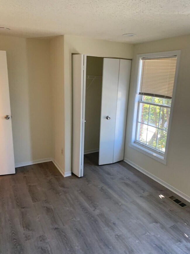 Building Photo - Spacious 2-Bedroom Townhome – Newly Renova...