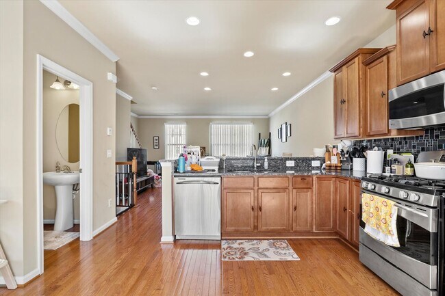 Building Photo - 3-Level Townhome in Woodstream!