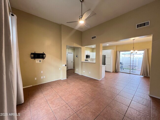 Foto del edificio - 8353 W Lewis Ave