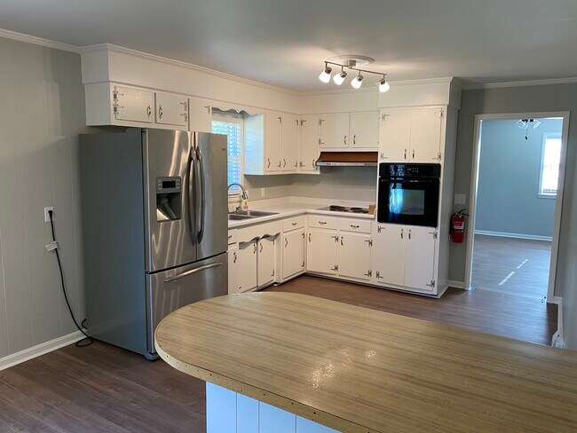 Building Photo - 504 Luther Rd