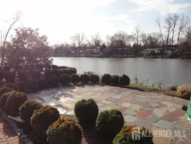 Building Photo - 45 Lakeside Dr S