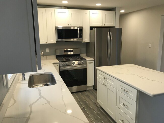Foto del edificio - Renovated single-family home for rent in a highly convenient Braintree location!