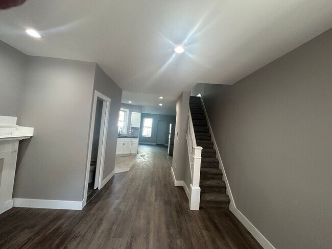 Building Photo - 3 Bedroom 1.5 Bathroom PHA Friendly Home
