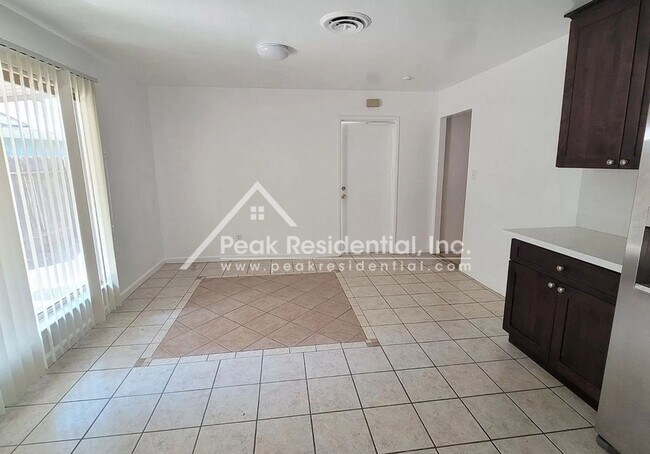 Foto del edificio - Nice 4bd/2ba House with 2 Car Garage near ...