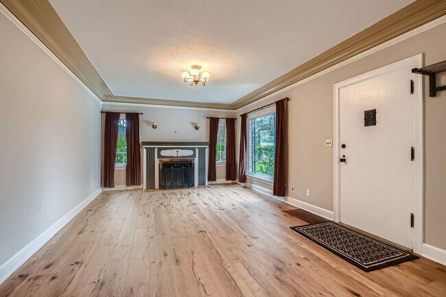 Foto del edificio - NEW BEST PRICE at $2,195 Fully Rehab 3 Bedroom 2 Bathroom Duplex With Amazing Spaces!!! 1 Applica...