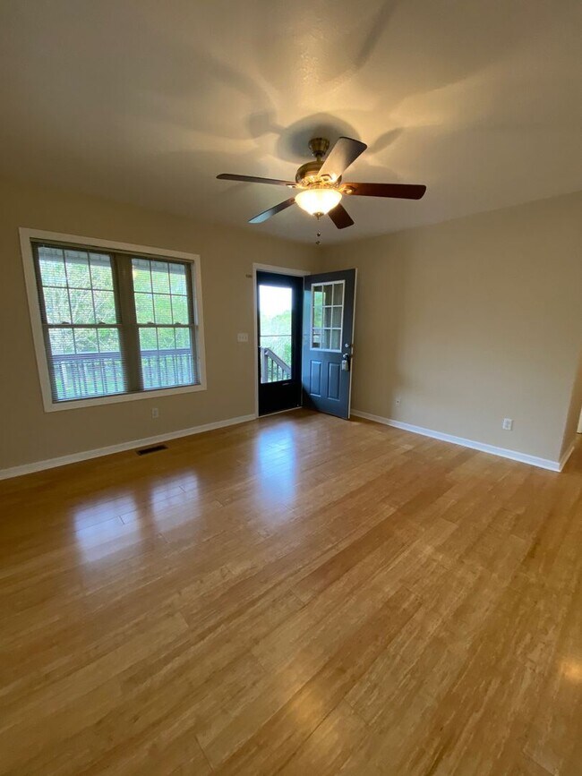 Building Photo - North AVL - Spacious 2/2 Apartment