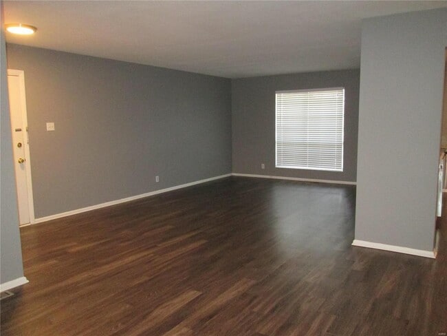 Building Photo - FB-10372E