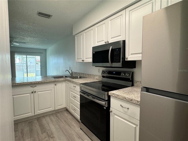 Building Photo - 6428 Hamlet Dr