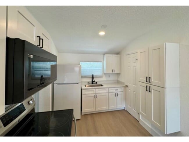 Building Photo - Stunning 2 Bedroom, 1 Bathroom Completely Renovated Triplex!