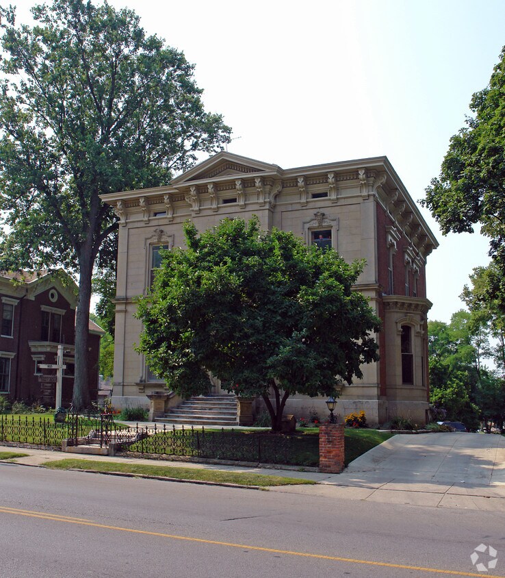 Building Photo - 815 E High