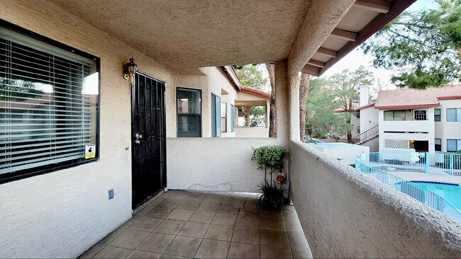 Foto del edificio - 825 Rock Springs Dr