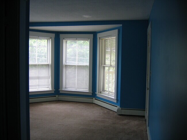 Living room - 432 N State St
