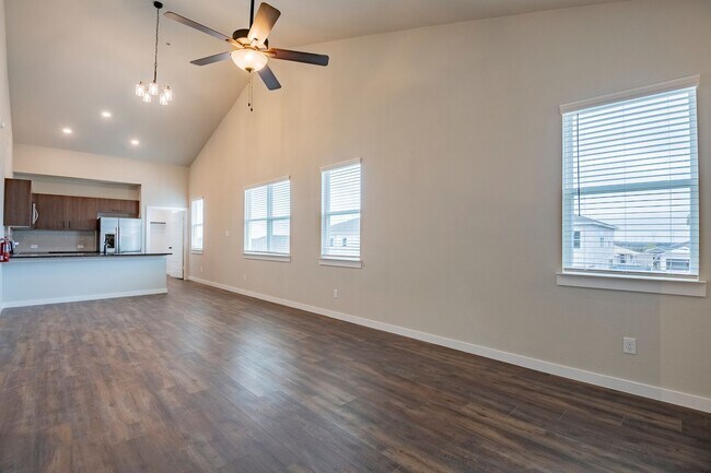 Foto del edificio - AVAILABLE NOW! GORGEOUS 2 BEDROOM FOUR PLE...