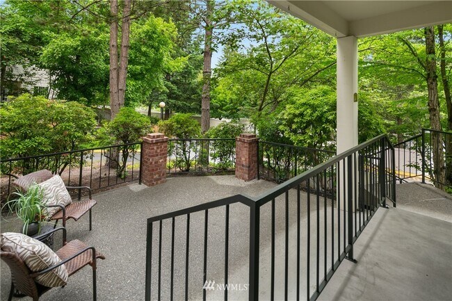 Private patio - 10909 Avondale Rd NE