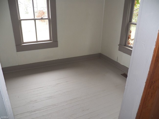 Building Photo - 3 br, 1 bath Duplex - 337 E 4th St Apt A (...