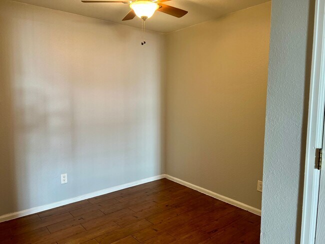 Foto del edificio - 2 Bedroom 2 Bathroom Aurora Condo!  ***Move-In Special***