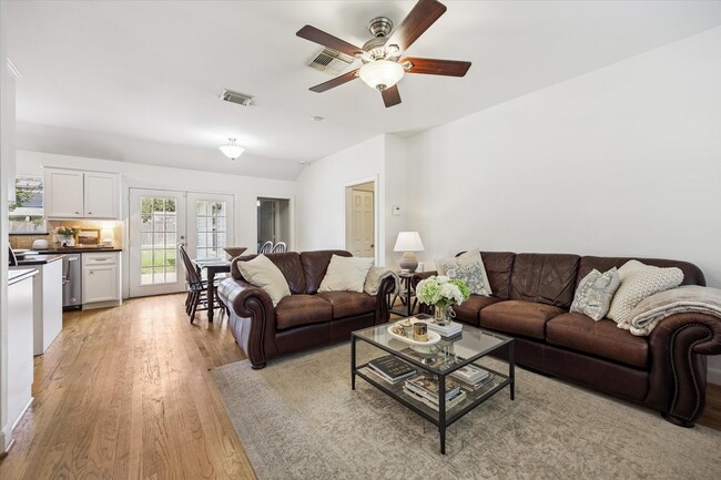Foto del edificio - 1702 Ebony Ln