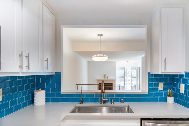 Building Photo - 6638 Clybourn Ave