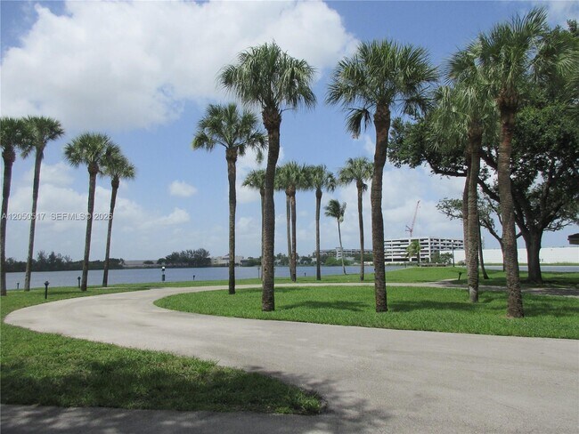 Foto del edificio - 15545 Miami Lakeway N