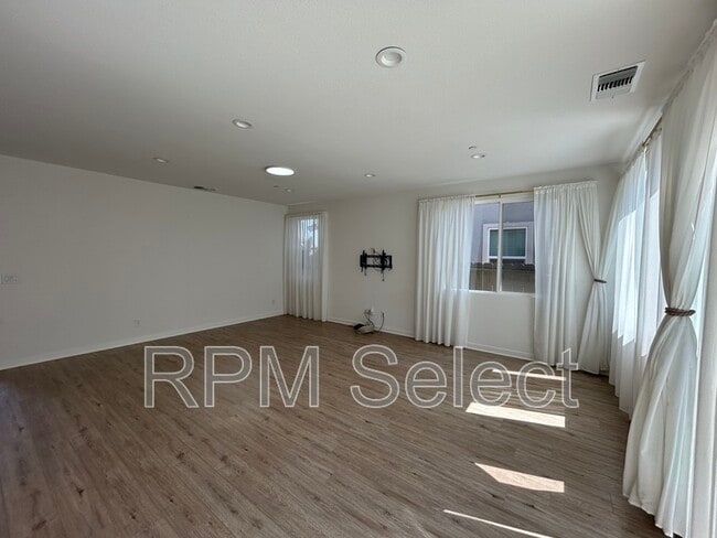 Building Photo - 772 Carnation Dr