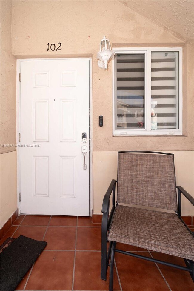 Foto del edificio - 298 E 3rd St