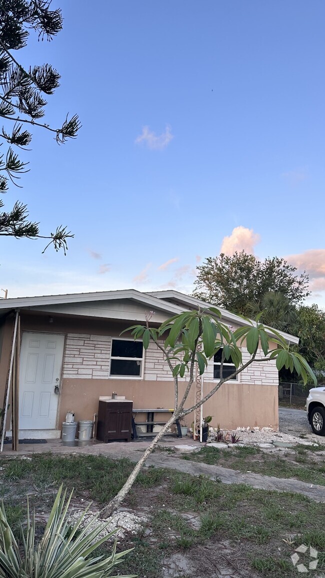 Building Photo - 1759 Aquarius Ct