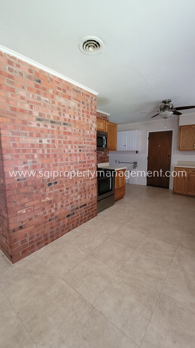 Building Photo - Huge corner lot in Westcliff