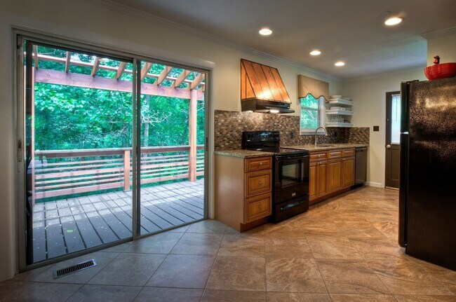 Building Photo - 639 Sand Hill Rd