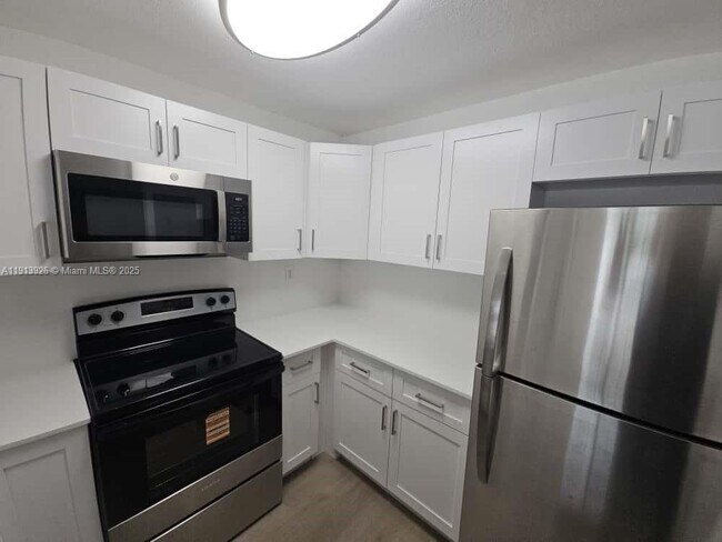 Foto del edificio - 8101 Crespi Blvd