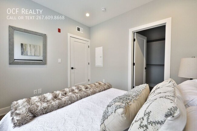 Building Photo - Luxury Francisville Condo