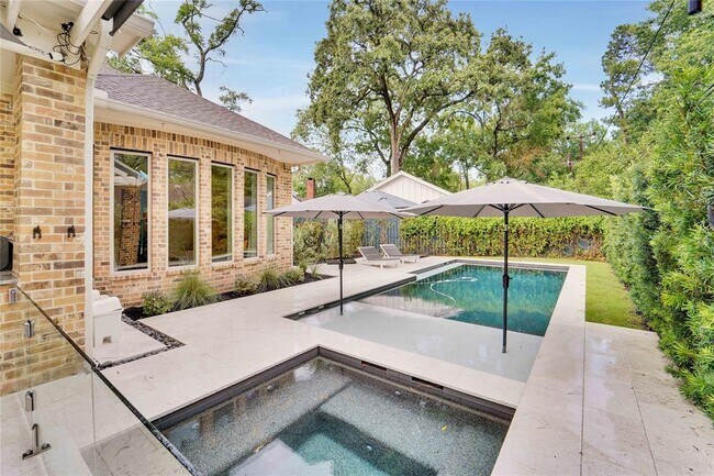 Building Photo - 13015 Pebblebrook Dr