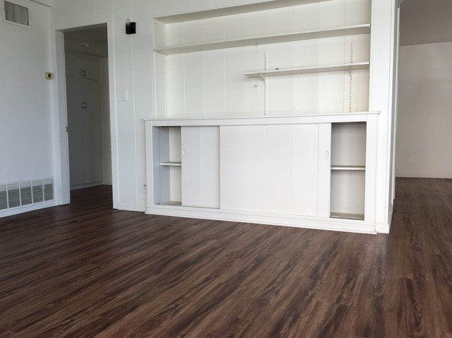 Living room built in bookcase - 2 62nd Pl