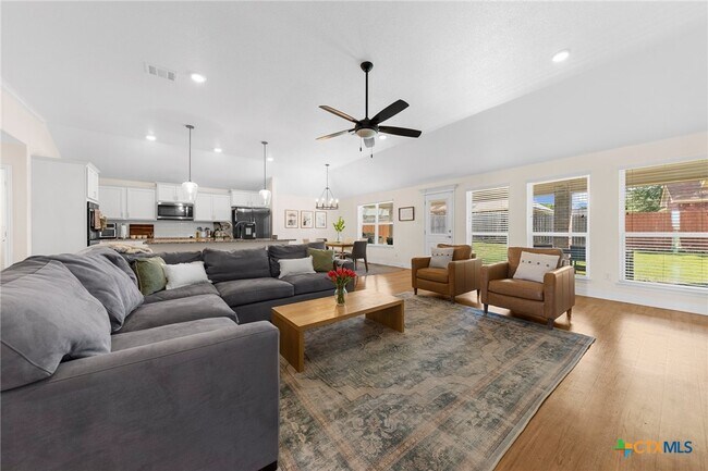 Foto del edificio - 209 Slippery Elm Dr