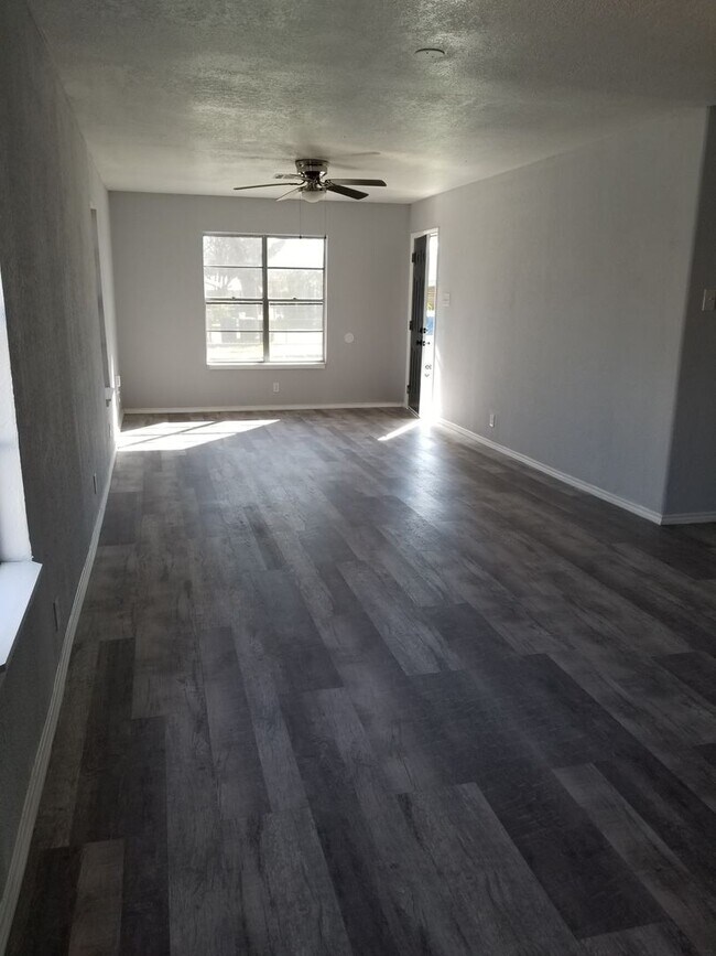 Foto del edificio - 511 E Sayers Ave