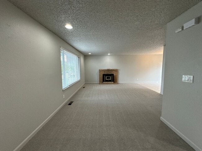 Building Photo - 336 Satus St