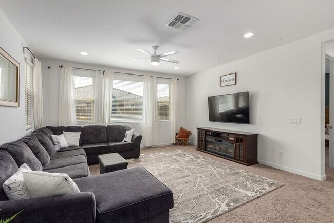 Foto del edificio - Single story 4 bedroom home