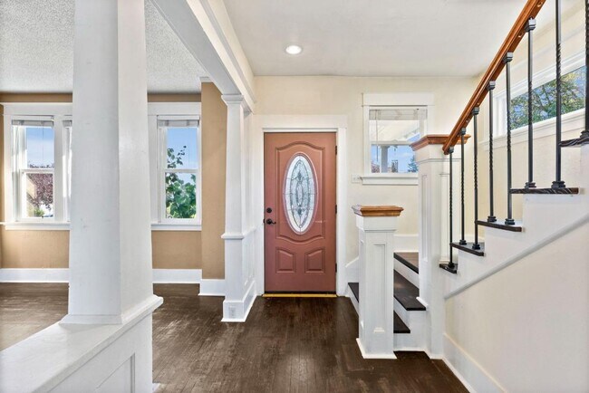 Foto del edificio - Spacious 3-Bed Tacoma Home w/ Office, A/C,...