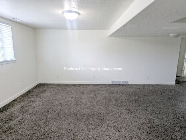 Foto del edificio - Spacious 3-Bed, 2-Bath Gem in Bountiful