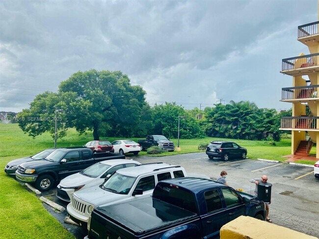 Building Photo - 8881 Fontainebleau Blvd