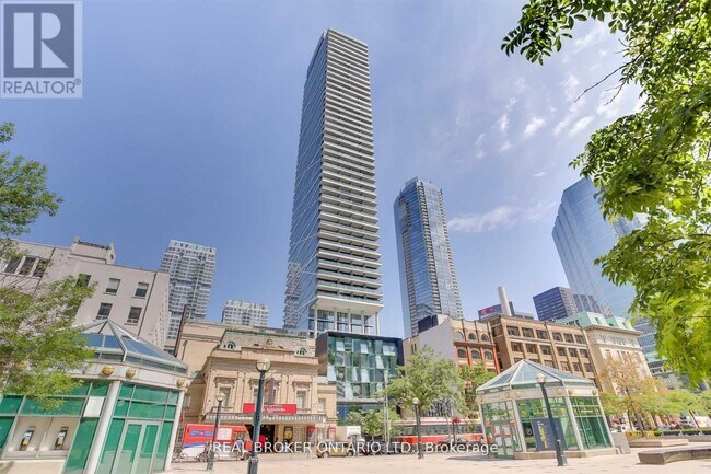 Photo du bâtiment - 224 King St W
