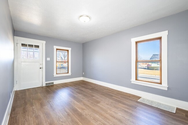 Foto del edificio - Updated 2 Bed/1 Bath Home with Spacious Detached Garage.