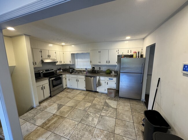 Kitchen - 2030 Sandgate Cir